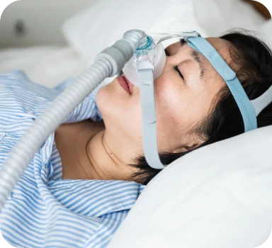 Femme dormant avec un masque CPAP contre l’apnée du sommeil